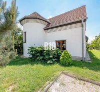 REZERVOVANÉ_RD v Nitre, Veľké Janíkovce – 994 m2 pozemok - Rodinný dom v Nitre s oknami, záhradou a šikmou strechou v zelenej oblasti.