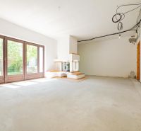 REZERVOVANÉ_RD v Nitre, Veľké Janíkovce – 994 m2 pozemok - Rodinný dom s veľkými oknami a krbom, čakajúci na dokončenie interiéru.
