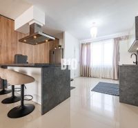 6 izb. RD bývanie / sídlo firmy, garáž, Nitra - Čermáň  /+ BONUS - Kuchyňa v rodinnom dome s ostrovčekom, stoličkami a veľkým oknom.