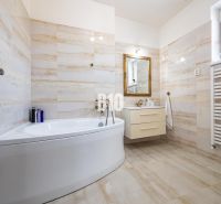 6 izb. RD bývanie / sídlo firmy, garáž, Nitra - Čermáň  /+ BONUS - Luxusná kúpeľňa s vaňou a umývadlom v rodinnom dome, podlaha s dreveným dekorom.