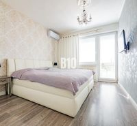 6 izb. RD bývanie / sídlo firmy, garáž, Nitra - Čermáň  /+ BONUS - Spálňa s posteľou, vzorovanou tapetou a podlahou s dreveným dekorom v rodinnom dome.