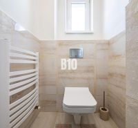 6 izb. RD bývanie / sídlo firmy, garáž, Nitra - Čermáň  /+ BONUS - Kúpeľňa v rodinnom dome obsahuje závesné WC, dlažbu a radiátor.
