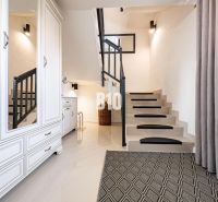 6 izb. RD bývanie / sídlo firmy, garáž, Nitra - Čermáň  /+ BONUS - Schodisko a biely nábytok dodávajú Rodinnému domu pocit vzdušnosti a štýlu.