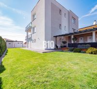 6 izb. RD bývanie / sídlo firmy, garáž, Nitra - Čermáň  /+ BONUS - Rodinný dom v Nitre s priestrannou záhradou a zeleným trávnikom.