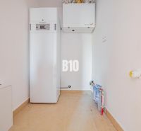 Posledný voľný! 4-izb. RD pri Nitre (tepelné čerpadlo) - Technická miestnosť s vybavením v rodinnom dome, obsahuje moderné technológie na efektívne vykurovanie.