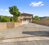 4i rodinný dom Lehota | 230 m² | Bazén | 85 m² garáž | 5 min. od Nitry - Rodinný dom v Nitre s dláždenou príjazdovou cestou a upravenou záhradou.