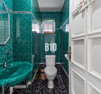 4i rodinný dom Lehota | 230 m² | Bazén | 85 m² garáž | 5 min. od Nitry - Kúpeľňa v rodinnom dome so zelenými obkladmi a umývadlom.