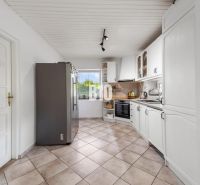 4i rodinný dom Lehota | 230 m² | Bazén | 85 m² garáž | 5 min. od Nitry - Kuchyňa s bielymi skrinkami a spotrebičmi v rodinnom dome.