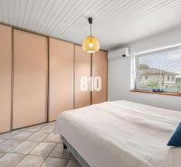4i rodinný dom Lehota | 230 m² | Bazén | 85 m² garáž | 5 min. od Nitry - Spálňa v Rodinnom dome s veľkou zabudovanou skriňou, klimatizáciou a oknom.