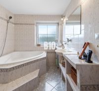 4i rodinný dom Lehota | 230 m² | Bazén | 85 m² garáž | 5 min. od Nitry - Kúpeľňa v rodinnom dome s rohovou vaňou a oknom, svetlé obklady.