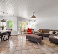 4i rodinný dom Lehota | 230 m² | Bazén | 85 m² garáž | 5 min. od Nitry - Priestranná obývacia izba v rodinnom dome s jedálenským stolom a pohodlnou pohovkou.