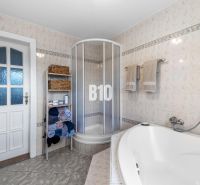 4i rodinný dom Lehota | 230 m² | Bazén | 85 m² garáž | 5 min. od Nitry - Kúpeľňa v rodinnom dome s vaňou, sprchou a poličkou na uteráky.