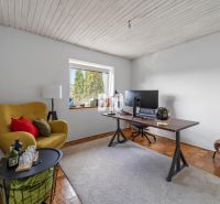 4i rodinný dom Lehota | 230 m² | Bazén | 85 m² garáž | 5 min. od Nitry - Žlté kreslo, pracovný stôl s monitorom, podlaha s dreveným dekorom, Rodinný dom.