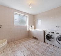 4i rodinný dom Lehota | 230 m² | Bazén | 85 m² garáž | 5 min. od Nitry - Kúpeľňa v rodinnom dome s práčkou, vaňou a sprchou.