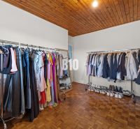 4i rodinný dom Lehota | 230 m² | Bazén | 85 m² garáž | 5 min. od Nitry - Šatník v rodinnom dome s vešiakovými tyčami a podlahou s dreveným dekorom.