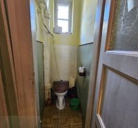 Bratislava I - NA PREDAJ INVESTIČNÝ KLENOT V STAROM MESTE: 2,5-izbový  - Toaleta v 2-izbovom byte s oknom a podlahou s dreveným dekorom.
