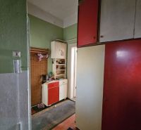 Bratislava I - NA PREDAJ INVESTIČNÝ KLENOT V STAROM MESTE: 2,5-izbový  - Vchodová chodba 2-izbového bytu so zelenými stenami a skrinkami v červeno-bielej farbe.
