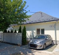 Dom za cenu bytu, Bernolákovo, po kompletnej rekonštrukcii - Rodinný dom v Bernolákove so šikmou strechou, stromom a zaparkovaným autom na príjazdovej ceste.