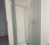 Dom za cenu bytu, Bernolákovo, po kompletnej rekonštrukcii - Sprchový kút a podlaha s dreveným dekorom v kúpeľni rodinného domu.