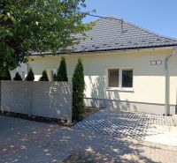 Dom za cenu bytu, Bernolákovo, po kompletnej rekonštrukcii - Rodinný dom v Bernolákove so strechou a plotom obklopeným stromami.