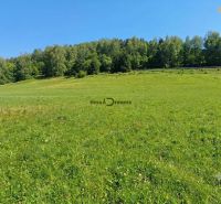 NA PREDAJ pozemky na stavbu domov HRIŇOVÁ - Záhrady v Hriňovej, obklopené lesmi a pokryté zelenou trávou, vhodné pre Pozemky - bývanie.