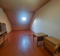 Multifunkčná prevádzková budova s veľkým potenciálom – Vígľašská Huta  - Podkrovná miestnosť v rodinnom dome s drevenými podlahami a nábytkom.