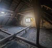 Multifunkčná prevádzková budova s veľkým potenciálom – Vígľašská Huta  - Povala s drevenými trámami a tehlovou stenou v rodinnom dome, prirodzené svetlo.