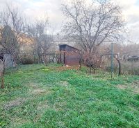 Multifunkčná prevádzková budova s veľkým potenciálom – Vígľašská Huta  - Rodinný dom s trávnatým pozemkom, ovocnými stromami a drevenými prístreškami na vidieku.