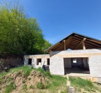 NA PREDAJ rozostavaný 5-izbový rodinný dom   - Nedokončená stavba rodinného domu pri lese vo Zvolene.