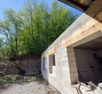 NA PREDAJ rozostavaný 5-izbový rodinný dom   - Stavba rodinného domu v Zvolene obklopená zeleňou a stromami.