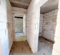 NA PREDAJ rozostavaný 5-izbový rodinný dom   - Interiér rodinného domu so stenami z pórobetónových tvárnic a betónovými stropmi.