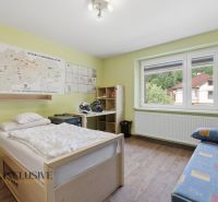 Na predaj 5-izb. dvojgen. rodinný dom, Dúbravica - Izba v rodinnom dome s mapou na stene, posteľou a podlahou s dreveným dekorom.