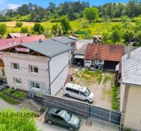 Na predaj 5-izb. dvojgen. rodinný dom, Dúbravica - Rodinný dom v Dúbravici obklopený zeleňou s parkovaním a susednými budovami.