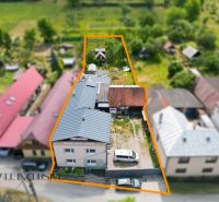 Na predaj 5-izb. dvojgen. rodinný dom, Dúbravica - Rodinný dom v Dúbravici s dvorom a záhradou, obklopený susednými domami.