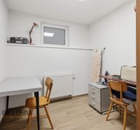 Na predaj 5-izb. dvojgen. rodinný dom, Dúbravica - Pracovňa v rodinnom dome s podlahou s dreveným dekorom, stolmi a stoličkami.