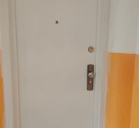 Novozrekonštruovaný 4-izb. byt, Exnárova ul., Ružinov - Pošeň - Biele dvere na chodbe 4-izbového bytu s oranžovými stenami.