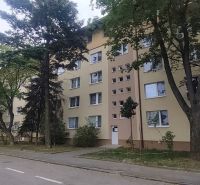 Novozrekonštruovaný 4-izb. byt, Exnárova ul., Ružinov - Pošeň - Bytový dom na Exnárovej ulici v Bratislave - Ružinove obklopený stromami.