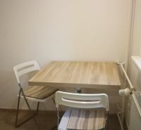 2-izb. byt na ul. Bodrocká, Podunajské Biskupice - Jedáleň v 2-izbovom byte s dreveným stolom a dvoma stoličkami.