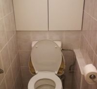 2-izb. byt na ul. Bodrocká, Podunajské Biskupice - Toaleta s dlažbou a úložnými skrinkami v 2-izbovom byte.