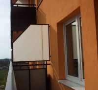 1-izb. byt, Vyšehradská, Petržalka, balkón, 4.p./11 - Balkón na Vyšehradskej ulici v Bratislave - Petržalke s výhľadom na parkovisko.