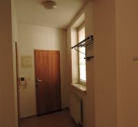 Nebytový priestor, Mikulášska, centrum mesta pod hradom - Vstupná chodba bytu na Mikulášskej, s vešiakovou súpravou a dlažbou.