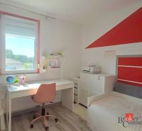 Priestranný 4i byt s parkovacím miestom 20min od Bratislavy - Detská izba so stolom, stoličkou, posteľou a podlahou s dreveným dekorom v 4-izbovom byte.