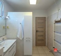 Priestranný 4i byt s parkovacím miestom 20min od Bratislavy - Kúpeľňa v 4-izbovom byte s umývadlom, zrkadlom a uterákovým radiátorom.