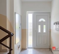 Priestranný 4i byt s parkovacím miestom 20min od Bratislavy - Vstupná hala 4-izbového bytu so schodiskom a poštovými schránkami.