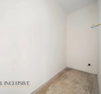 Na predaj 4-izb. rodinné domy s garážou, Hviezdoslavov - Prázdna miestnosť s bielymi stenami a surovou podlahou v rodinnom dome.