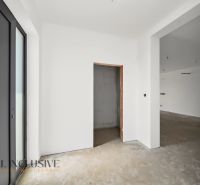 Na predaj 4-izb. rodinné domy s garážou, Hviezdoslavov - Interiér Rodinného domu s bielymi stenami a podlahou bez dekoru.