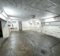 Garáž na ul. Chlumeckého, Ružinov - Garáže s betónovou podlahou na Chlumeckého ulici v Bratislave - Ružinove.