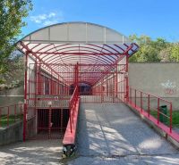 Garáž na ul. Chlumeckého, Ružinov - Exteriér Garáží na Chlumeckého ulici v Bratislave - Ružinove s červenou konštrukciou.