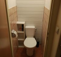 4-izb. byt na ul. Wolkrova, Petržalka, upravený na 2 bytové jednotky - Toaleta s dlažbou, policami a papierovým držiakom v 4-izbovom byte.