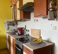 2-izb. byt, Studenohorská, Lamač, 3.p./7 - Kuchyňa v 2-izbovom byte s podlahou s dreveným dekorom a klasickou linkou.